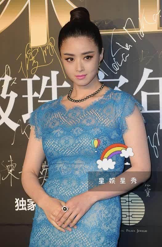 蒋欣现身活动，衣着再次暴露缺点，网友：天呐！快把裙子撑破了