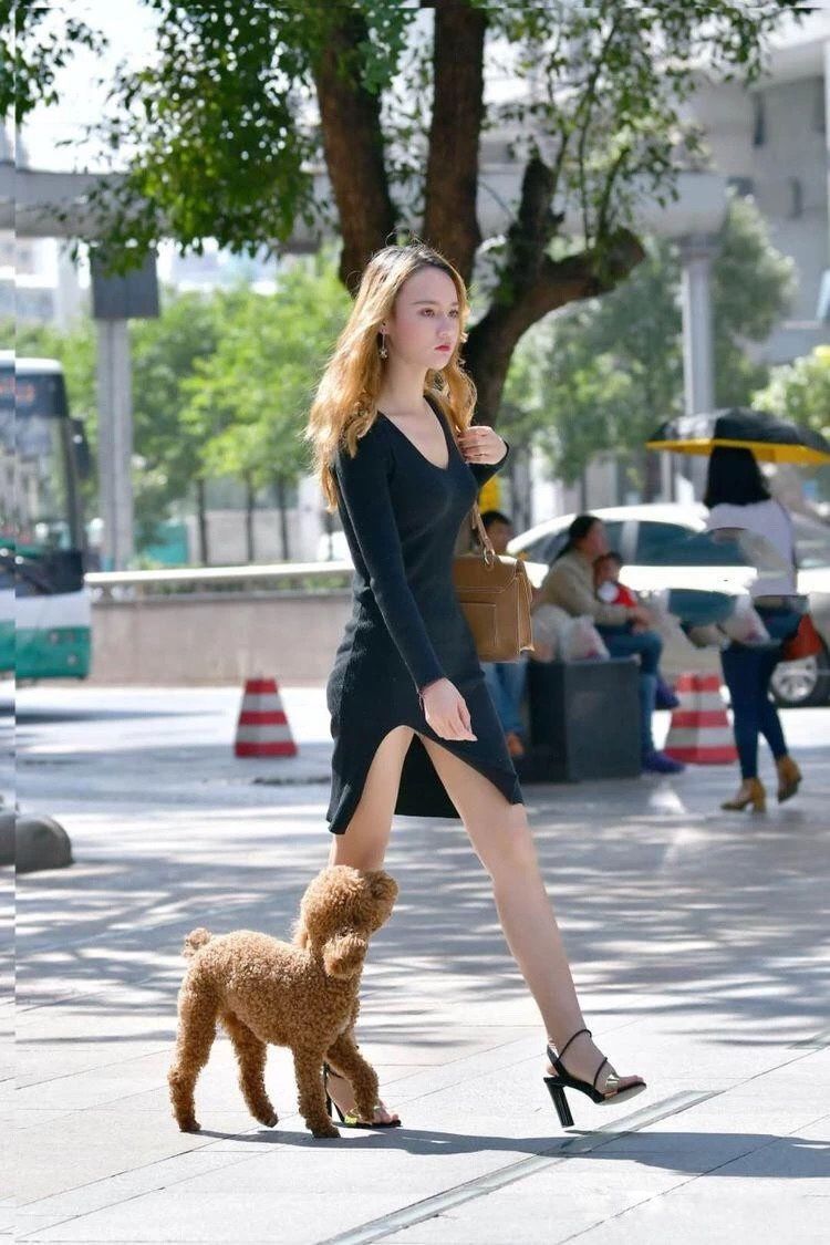 街拍丨穿粗高跟鞋的女人与穿细高跟的，谁更性感?
