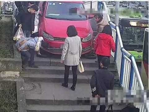  【石梯】这个司机有点“野”，在几十阶石梯上开车，车主：导航