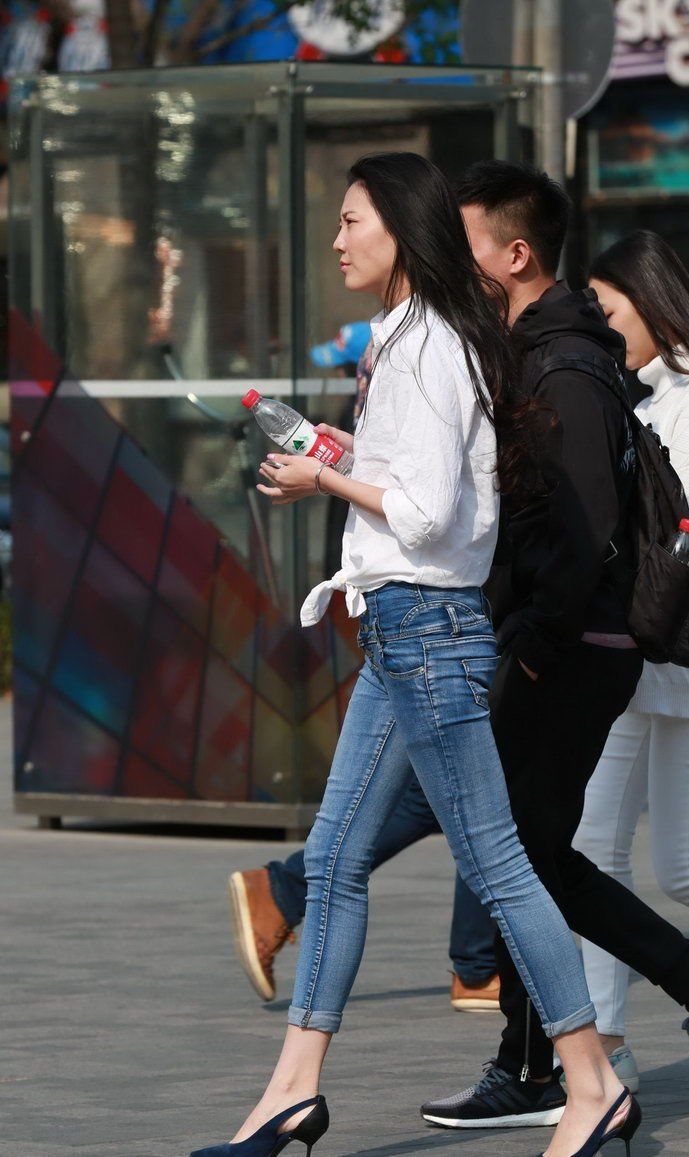 街拍:白衬衫蓝色牛仔裤美女，时尚又洋气