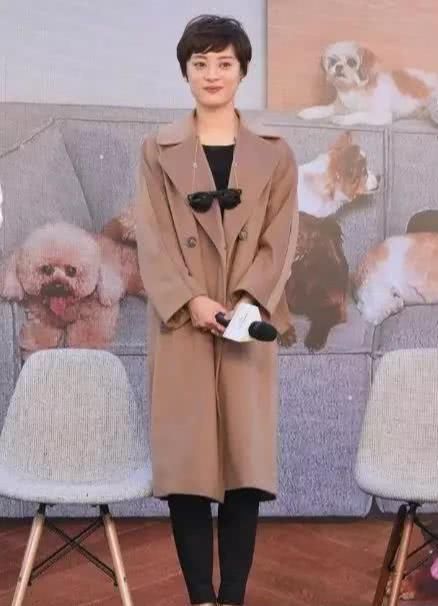  『学好』40岁女性还可以时尚潮流又抢镜头，学好明星穿搭方法，道别土味时尚潮流