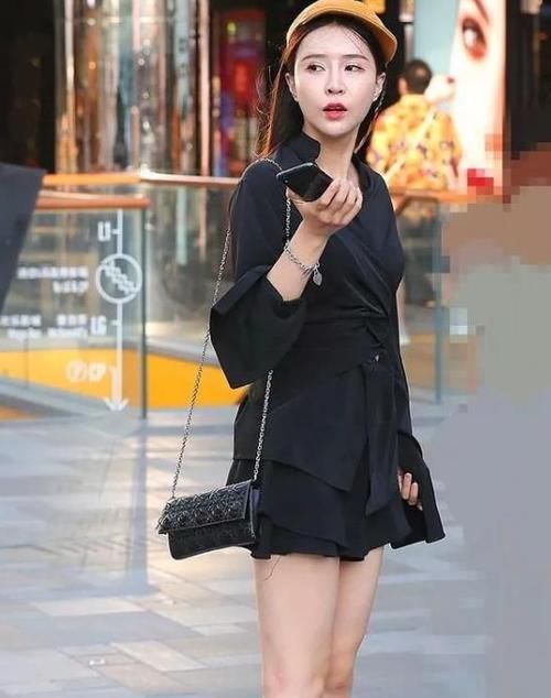  『美女』街拍：艳若桃李的美女，一条粉红色连衣裙外搭白色开衫，时尚魅力