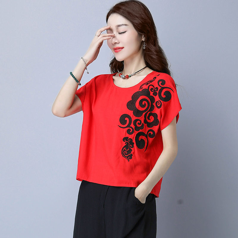 不得不说!53岁妈妈有眼光，穿了这款套装，秒变古典女神