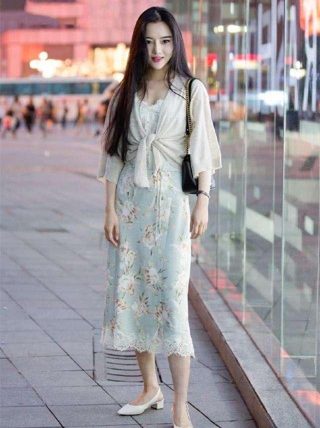 街拍:连衣裙才是7月最好的，图二小姐姐很青涩是大学生吗?