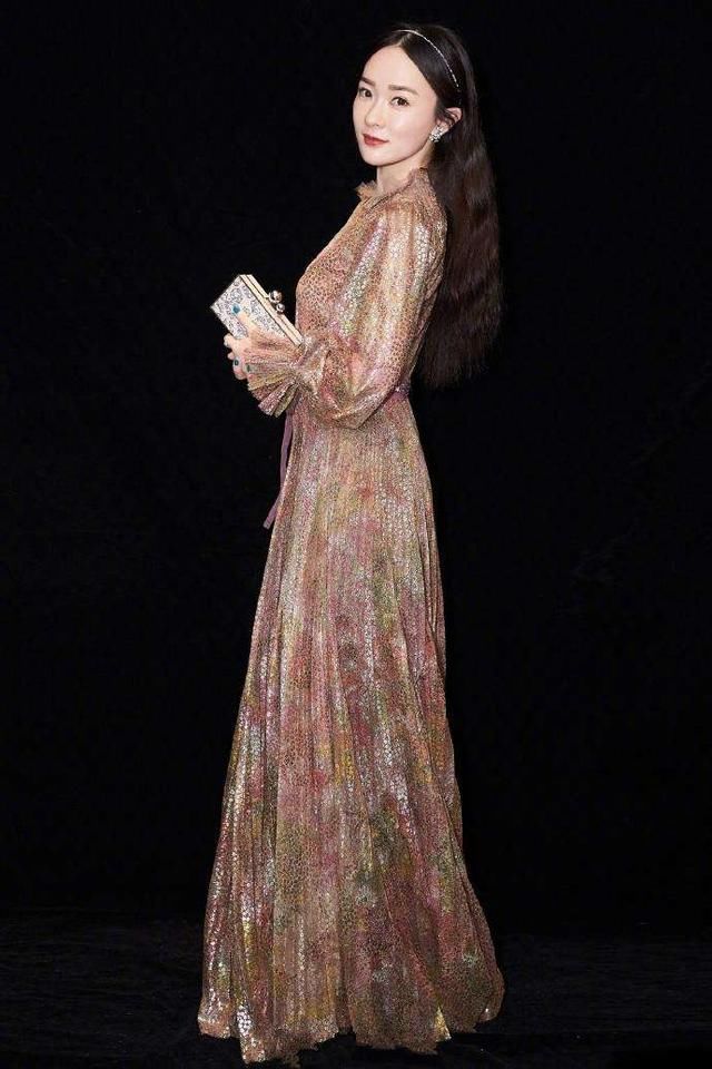 霍思燕真敢穿,裙子短到走路都不方便,网友:杜江心真大