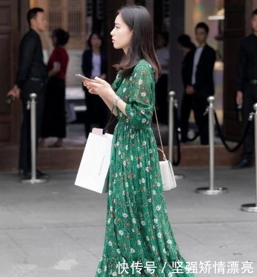  [温婉]街拍：小姐姐穿白纱裙，温婉大气，没有100斤穿不出效果！