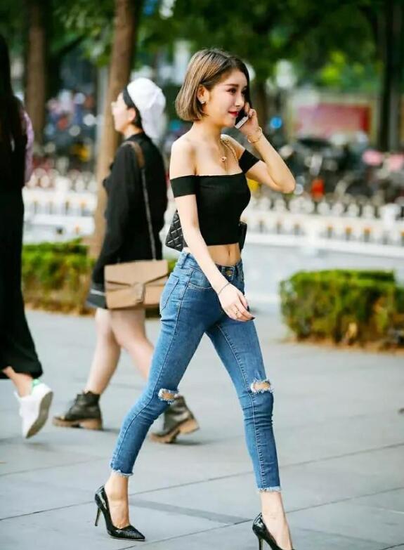 牛仔裤彰显出女性青春活泼又有气质,给人视觉上美的享受