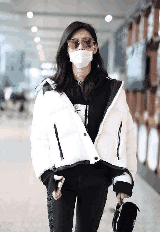 奚梦瑶摔倒后机场戴口罩, 滑肩穿衣秀长腿, 网友: 终于穿裤了!
