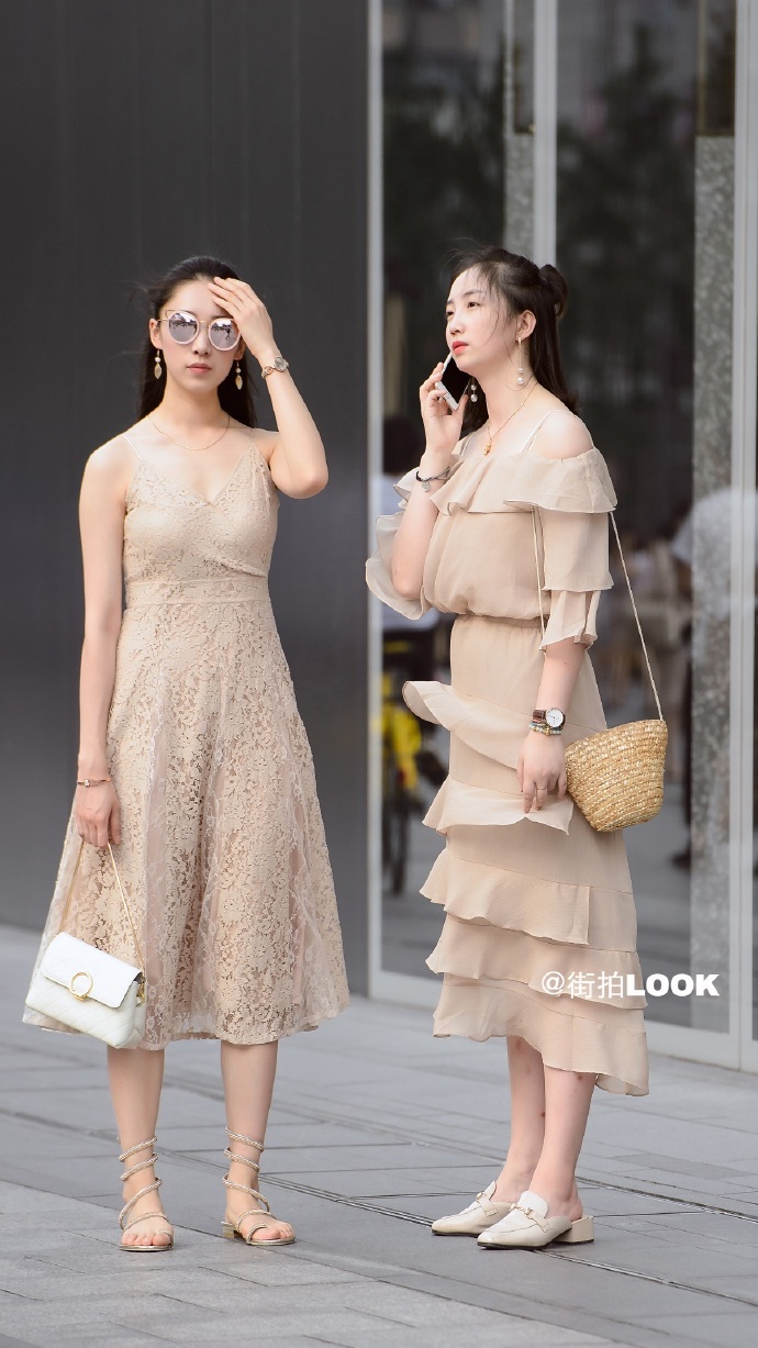 路人街拍：小姐姐的紧身裤秀出完美身材，清爽搭配吸人眼球