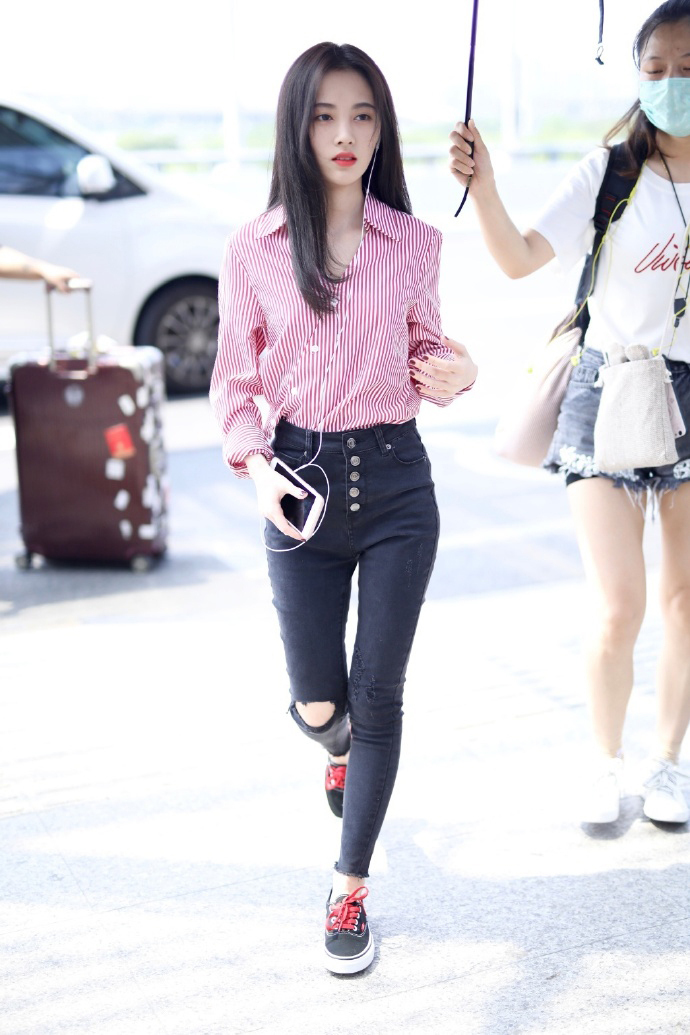 76斤的鞠婧祎穿紧身装，一双美腿像筷子，网友：瘦出名了！