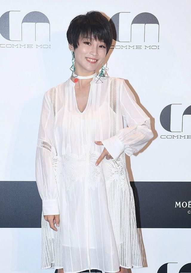 谢楠真没有个孕妇样，身穿白色薄纱裙，网友：肚子哪去了？