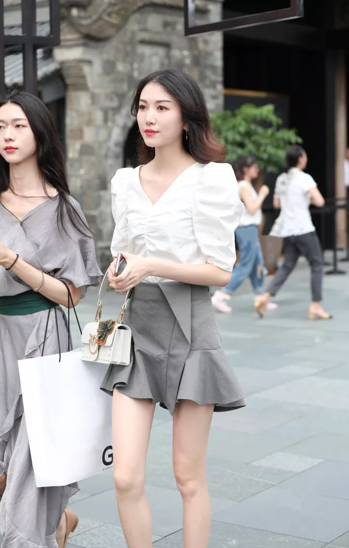 路人街拍:喜欢穿短裙的小姐姐,皮肤很白,面容很美