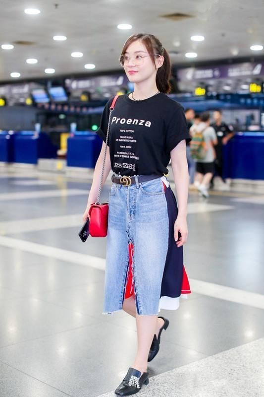 街拍:图1袁姗姗穿“假牛仔裙”夺人眼球，图2安全裤比裙子还长!