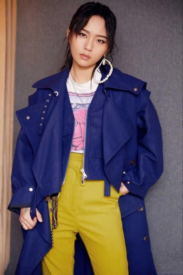 周笔畅的时尚一直难懂，金属夹子配“胡须”，上演现实版唐僧？