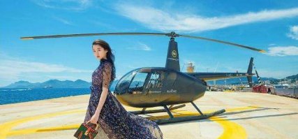 关晓彤最新海边街拍终于美回来了，不过网友们却关注她的下面