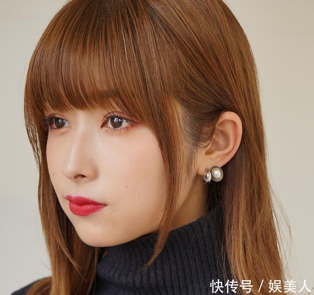 向外翻@刘海两侧的头发才是关键!剪对了脸看起来小很多!