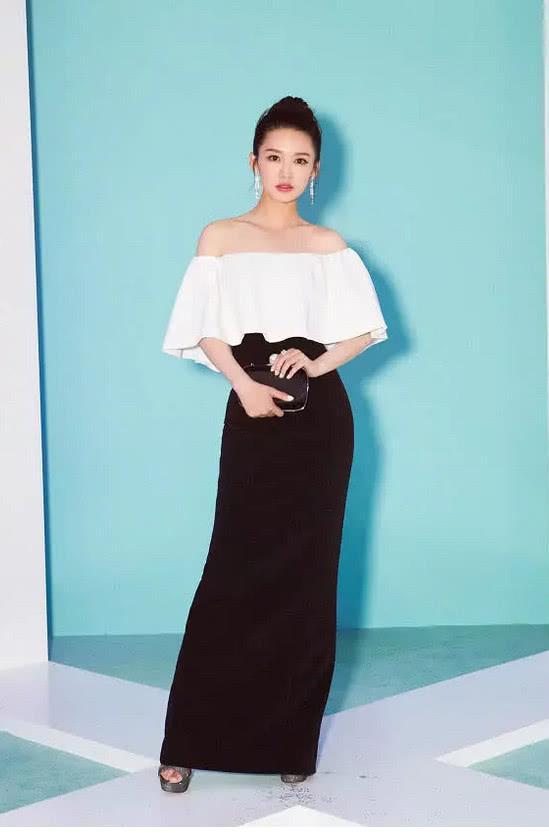 李沁机场大胆穿‘补丁裙’, 网友: 有颜值就是任性啊, 穿出时尚感