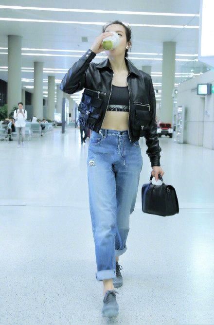 31岁宋茜和19岁周洁琼同穿露脐装,网友:真嫩和装嫩的差距!