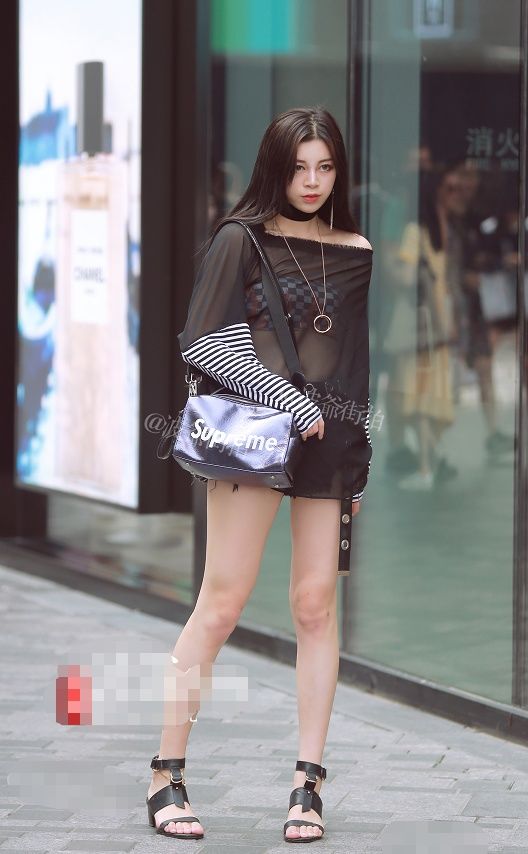 街拍:美妞穿“透视”上衣，朦胧间的肌肤，真是直白的性感!