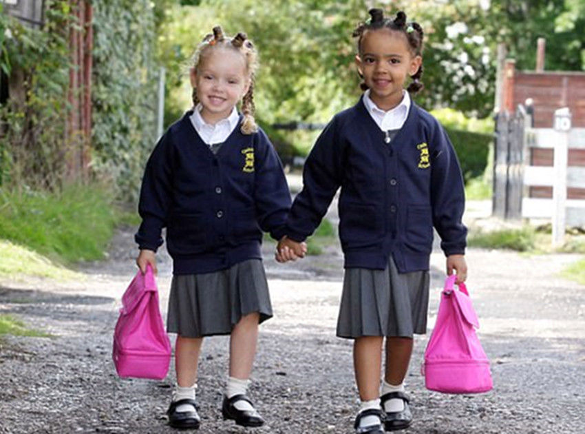 英国双胞胎姐妹肤色一黑一白，上学后老师都不敢相信