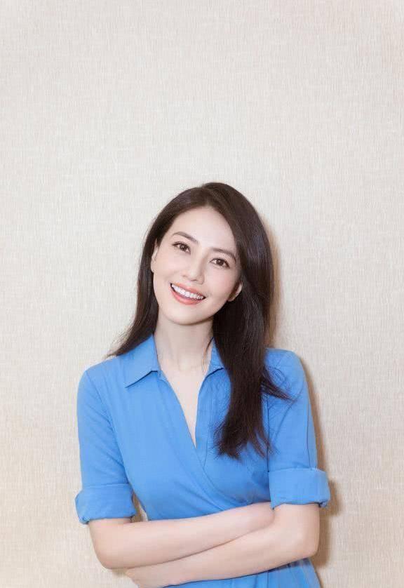 高圆圆身穿蓝色连衣裙清纯似少女，网友：女神都是这么逆龄吗？