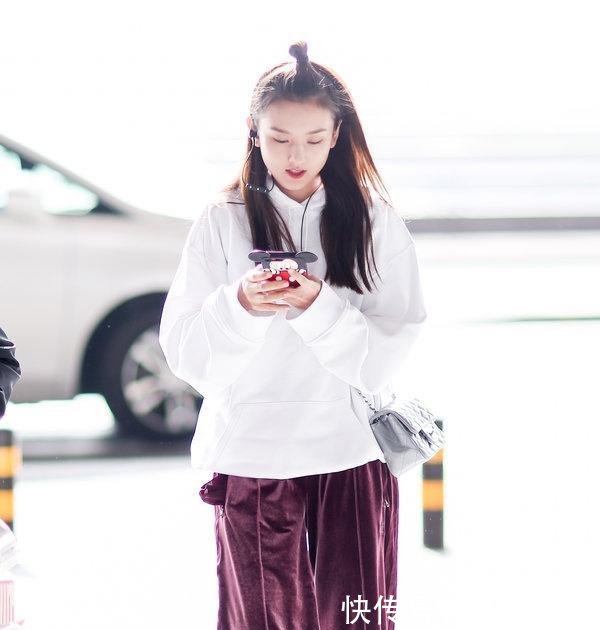 宋祖儿终于穿对了, 小黑裤配羽绒服, 这才是少女该有的样子!