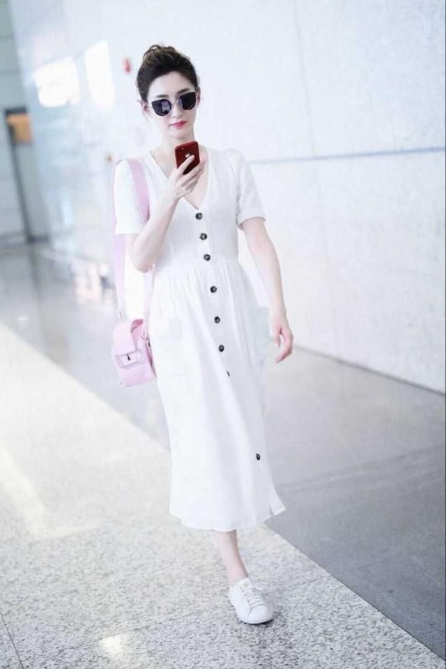 江疏影穿长裙现身，身材穿出五五分的感觉，网友：这次打扮没走心