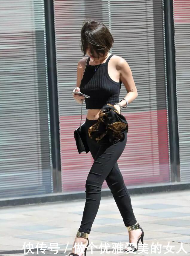 优雅美丽的姑娘总是喜欢黑色，穿上黑色打底裤的她，很有女人味