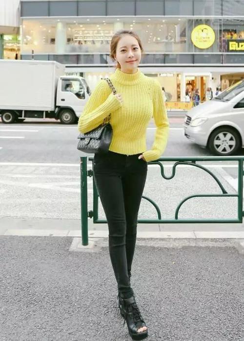 十分简约的打底裤小姐姐，靓丽搭配的模样好迷人！