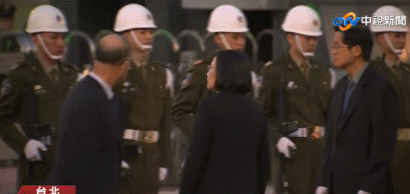 「宪训中心」当着蔡英文的面，台士兵“向后转”乱成一团