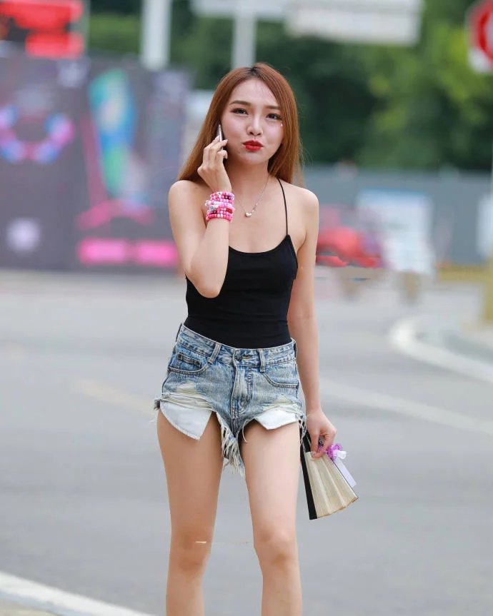 性感小姐姐黑色吊带搭配牛仔热裤，真的很凉快，网友：吊带容易断