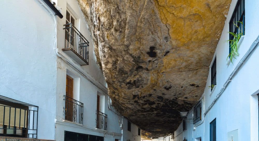 被巨石压了600多年的小镇，房屋都没有屋顶，下雨天也不用打伞