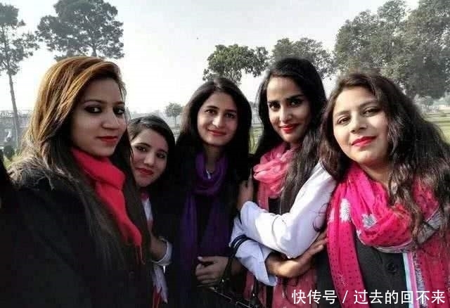 中国小伙到巴基斯坦,立刻被巴铁姑娘认出来,还笑得非常开心