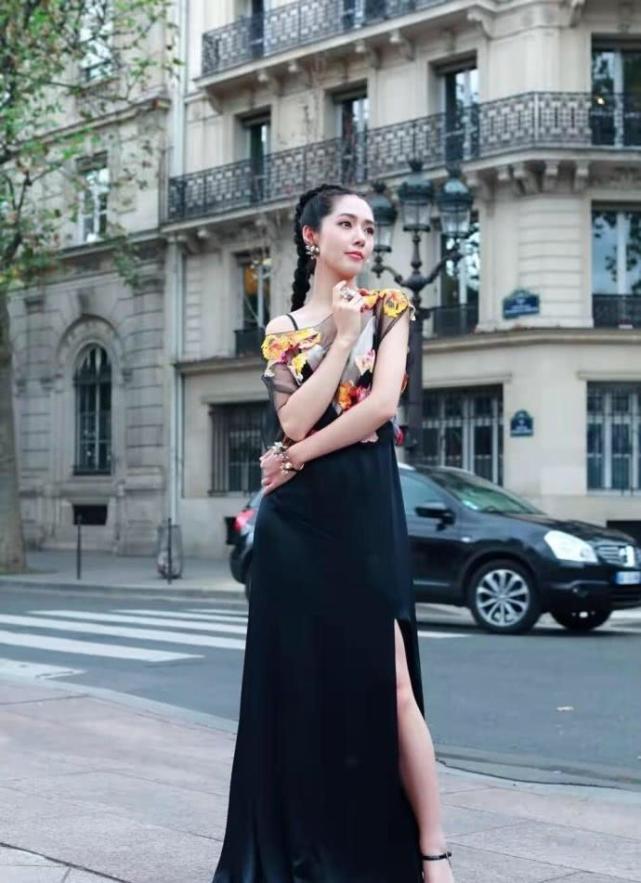 郭碧婷穿包臀裙秀曲线，搭配红上衣也不丑，网友：皮肤真白