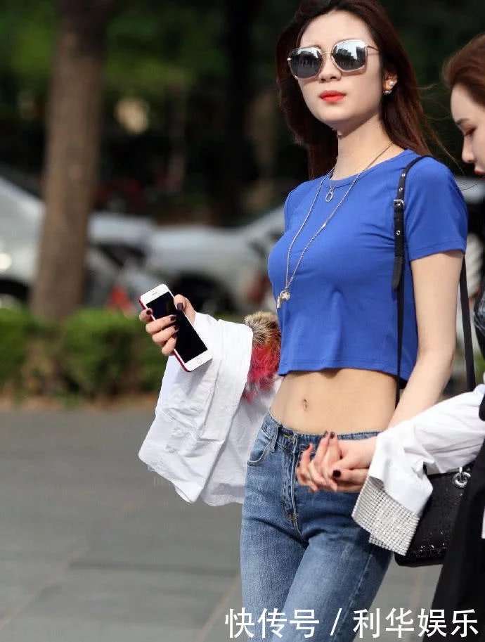 束身体恤凸显小姐姐玲珑胸围，裸露的蜂腰白皙迷人，紧身牛仔裤彰