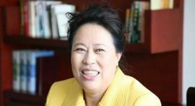 “高铁一姐”被罚25亿，只识百字的她，为何能成为亿万富豪
