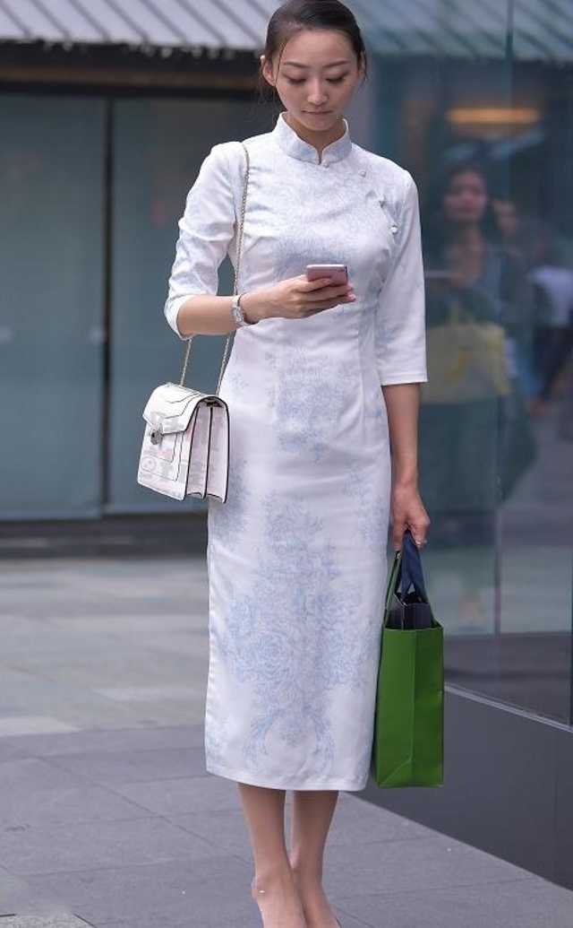  靓女|路人街拍，靓女搭配一条高腰的短裤，俏皮风十足