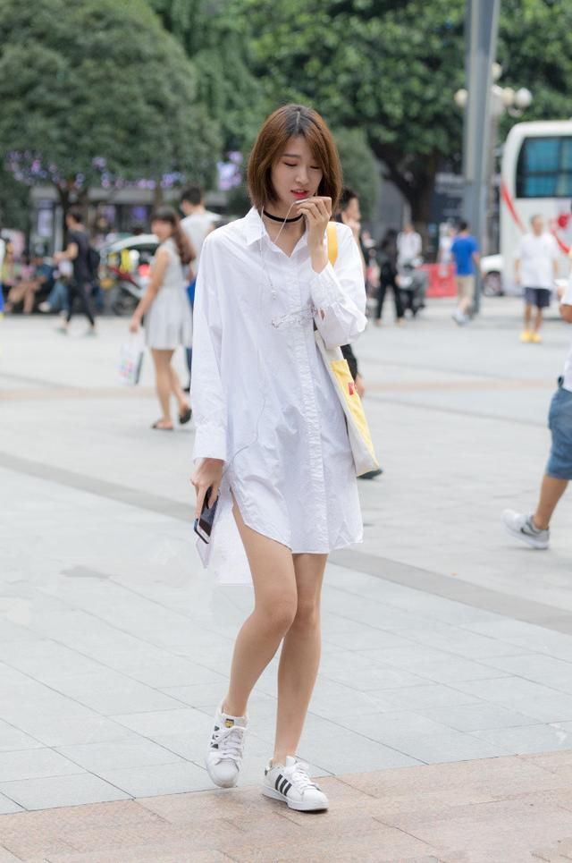 街拍:小姐姐白色系的吊带搭配，简约单调却不失优雅迷人!