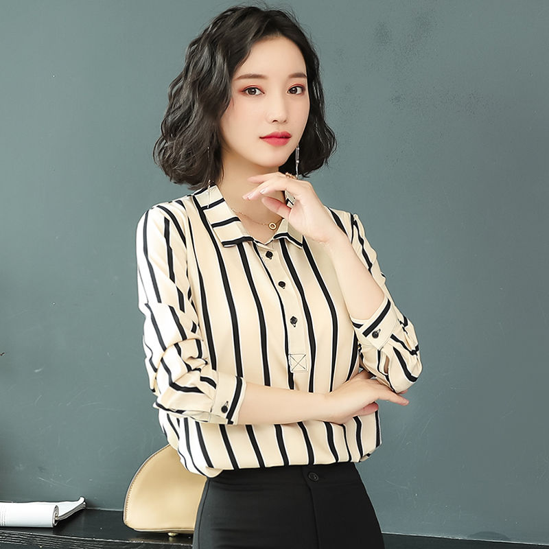 女人40也别老穿太土的衣服，看看这些小衫吧!穿上美一个秋天