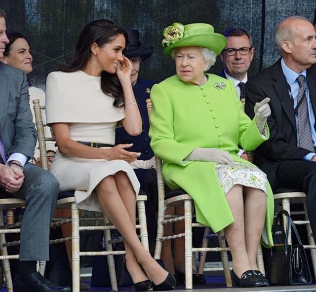 梅根身穿名牌连衣裙陪哈里出席活动，这一细节却暴露了她的缺点！