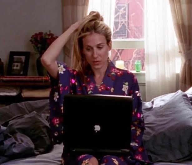  「Carrie」《欲望城市》Carrie Bradshaw，在家办公居家又时髦的穿搭范本！
