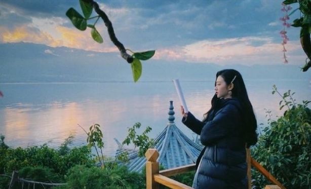 景甜美景当前仍认真看剧本 长发如瀑侧颜小巧精致