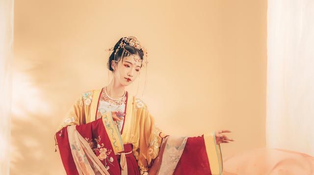 整套衣服■来不及解析了,不需要遵循配色不过三原则,汉服配色就是这么随性