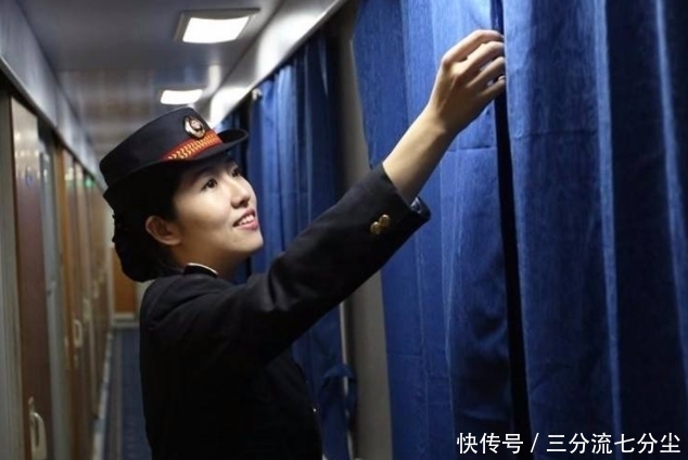 火车半夜经过一些地方,为何乘务员强制拉窗帘?看完才明白