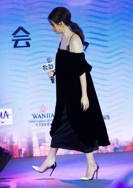 43岁贾静雯天天穿细跟高跟鞋，腿都累变形了！