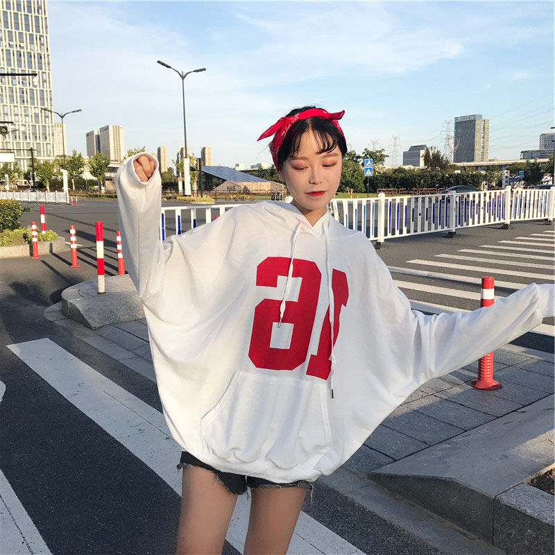 姐姐秋天最爱穿的款式,80后的她穿的是又白又嫩,真是美不胜收