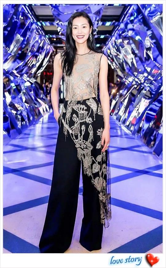 大表姐现身机场，网友瞬间不淡定了：这穿的是啥？毫无超模气质