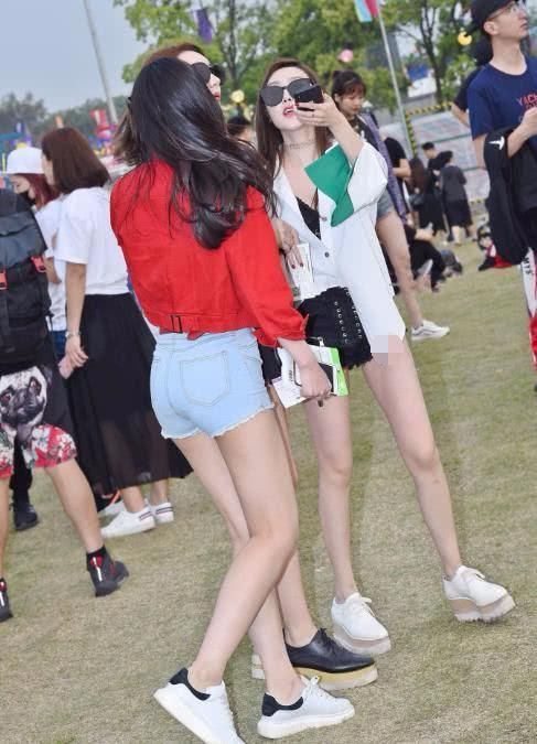 街拍:微胖的身型被牛仔热裤紧紧束缚，紧致的设计好身材一览无余