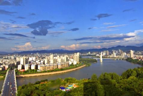 它是江西最谦虚的城市，景色十分优美，而且面积最大人口最多