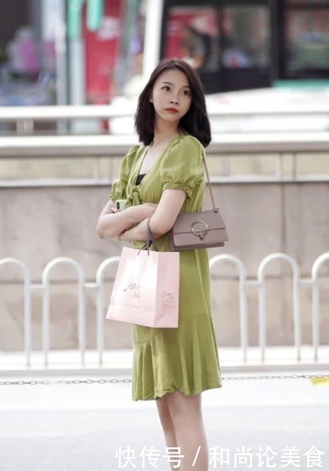 「 显得」连衣裙展现小清新的淑女范,简洁大气显得格外的俏皮活泼,